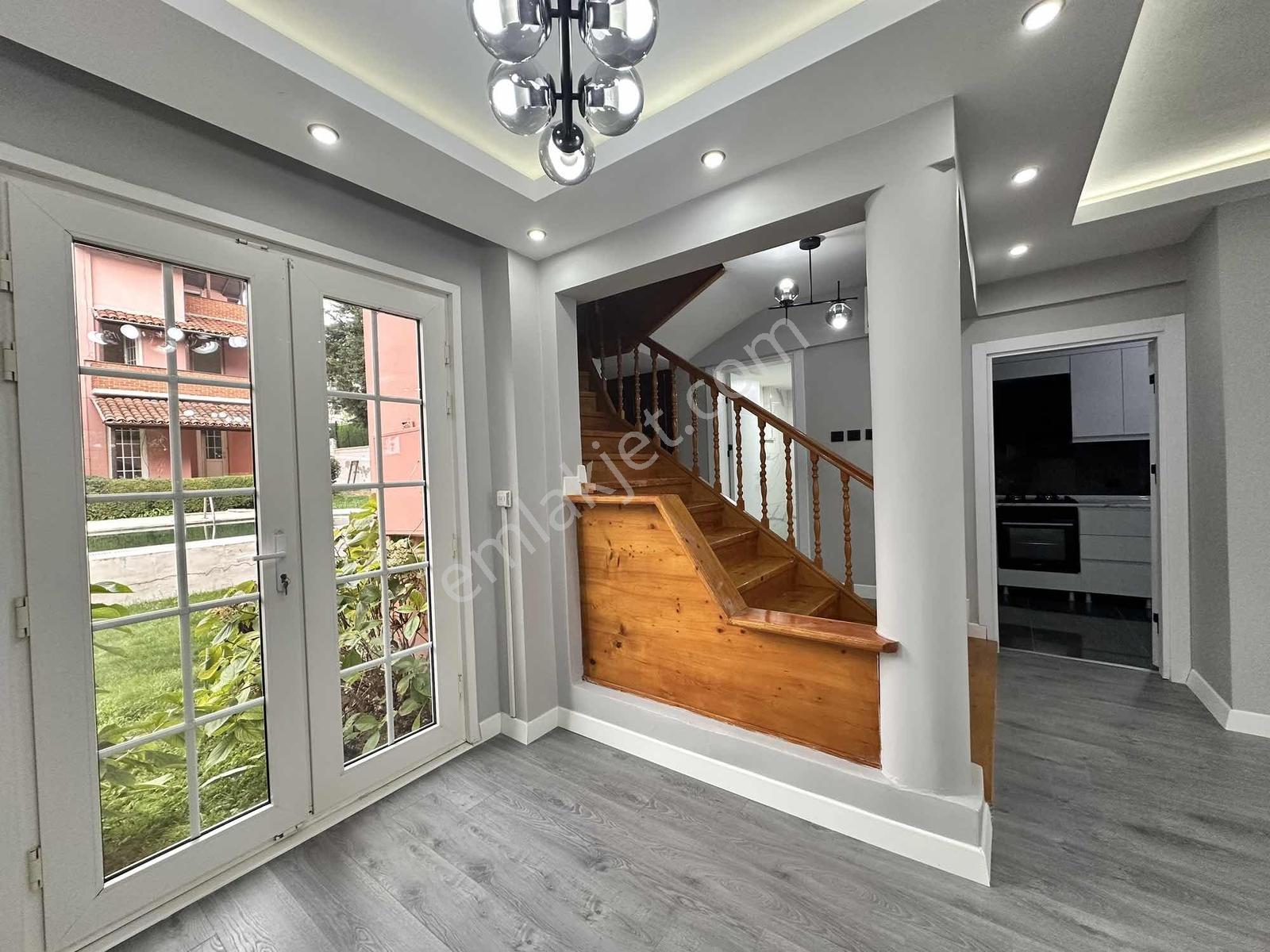 Güzelce Sahile Yakın Deniz Manzaralı İçi Sıfırlanmış Luks Villa - Görsel 27
