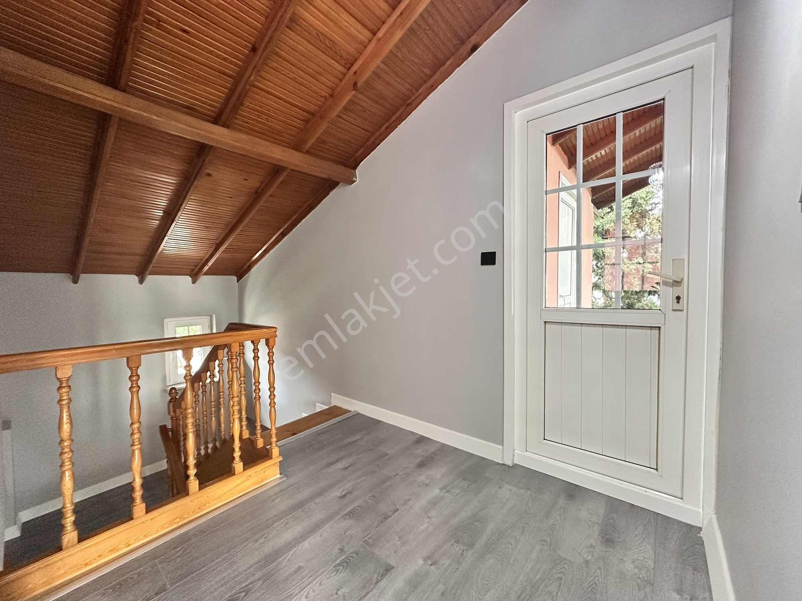 Güzelce Sahile Yakın Deniz Manzaralı İçi Sıfırlanmış Luks Villa - Görsel 26