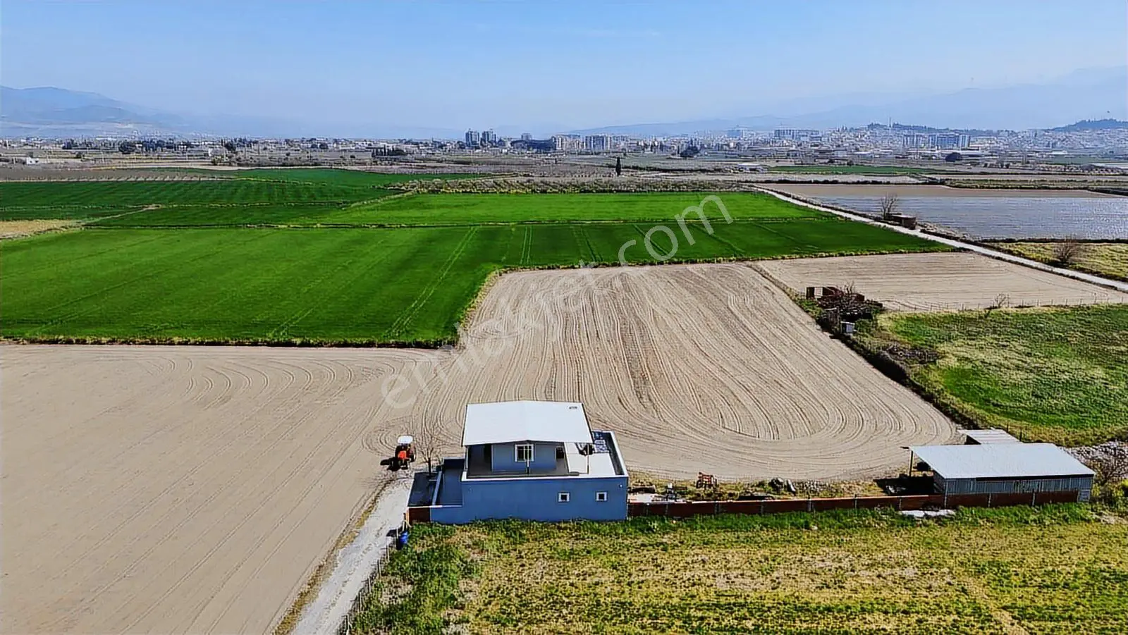 Menemen Ahıhıdırda 10.710 M² Tarla İçinde Ruhsatlı Ev Fırsat