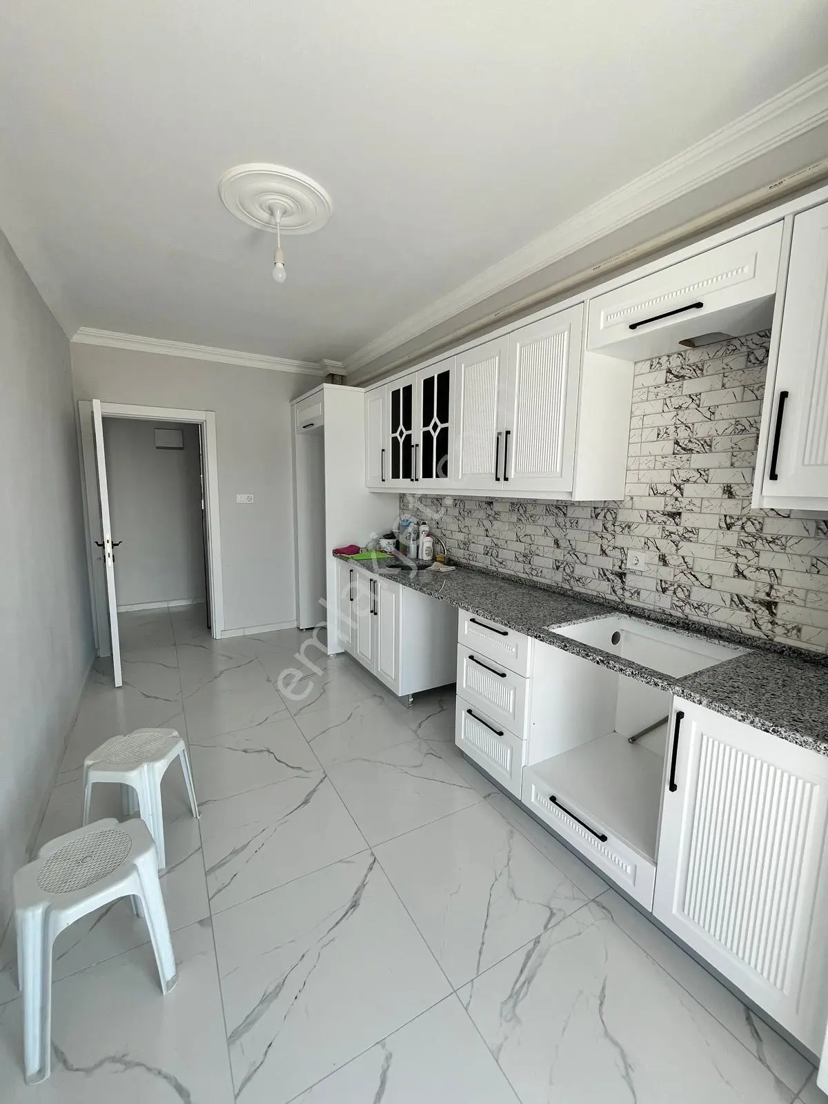 Kiralık Sıfır 2+1 Daire Geniş Balkon Ön Cephe Ebeveyn Banyo - Görsel 2