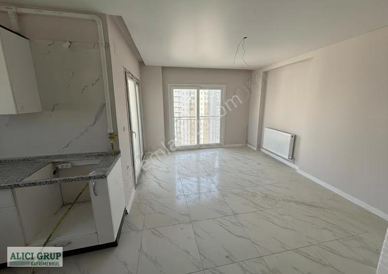 Cadde Üzeri Kombili Kiralık 3+1 Daire