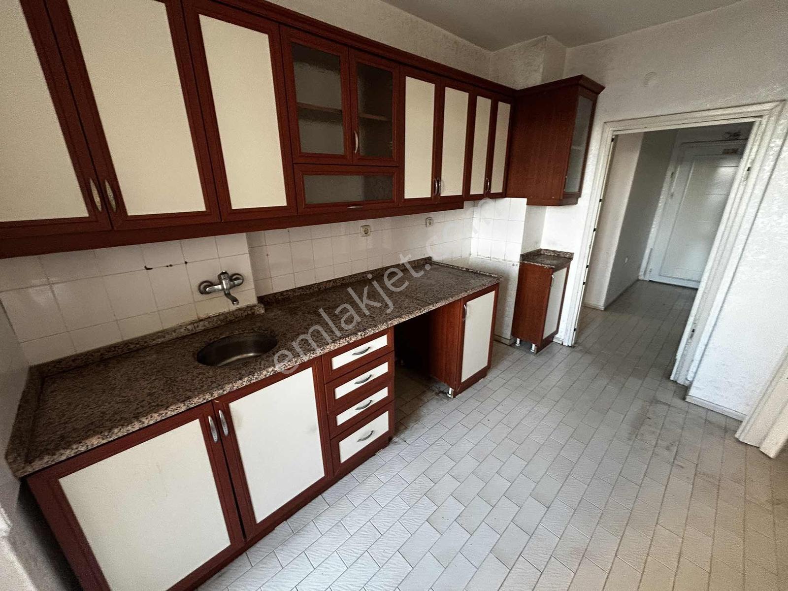 Düdenbaşı Mah De Doğ Sel Sitesinde Ara Kat Asansörlü 2+1 Kiralık