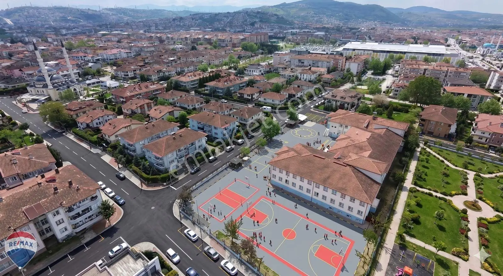 Remax Mavi'den Serdivan Avm Yanı 3+1 Kapalı Garajlı Boş Daire