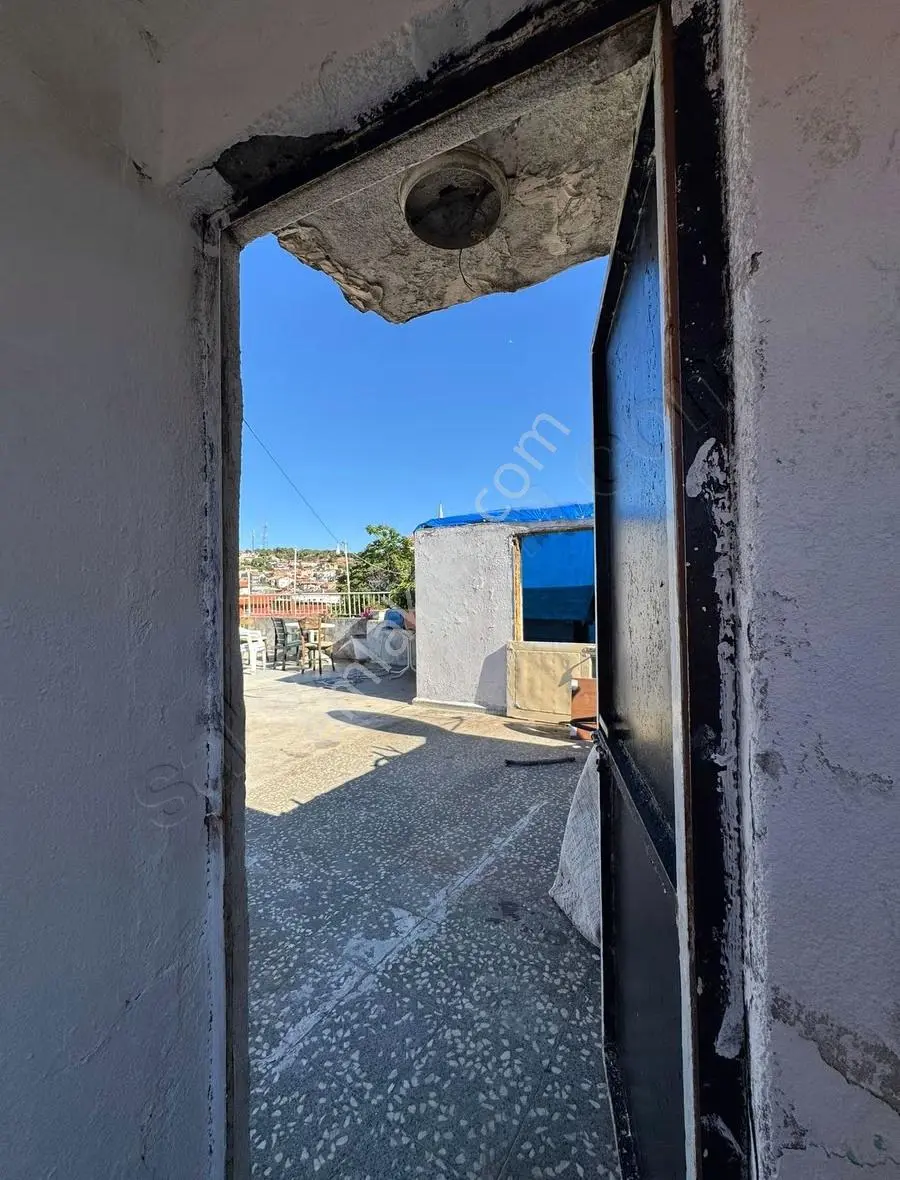 Ayvalık Çarşı Merkezinde 3 Katlı ,teraslı Satılık Bina - Görsel 2