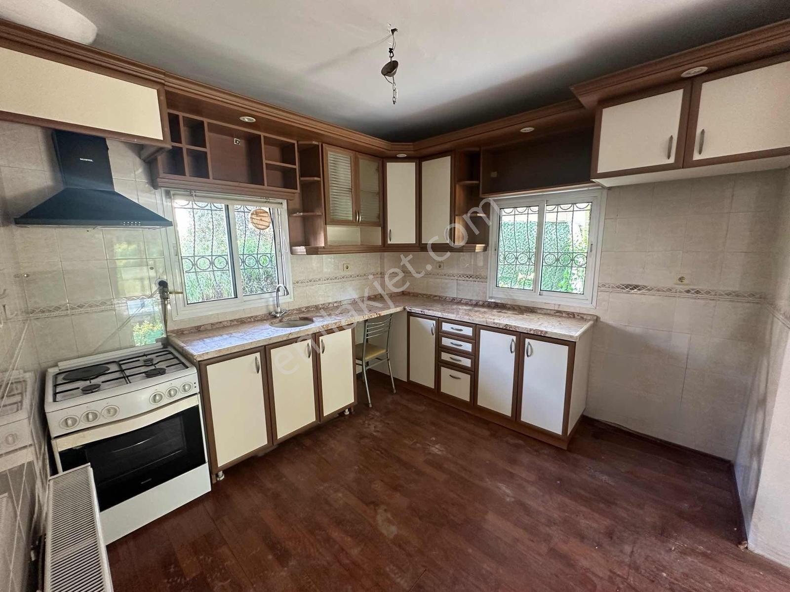 Gaziemir Nasır Villaları Sitesi'nde Kiralık 4+1 Tripleks Villa - Görsel 34