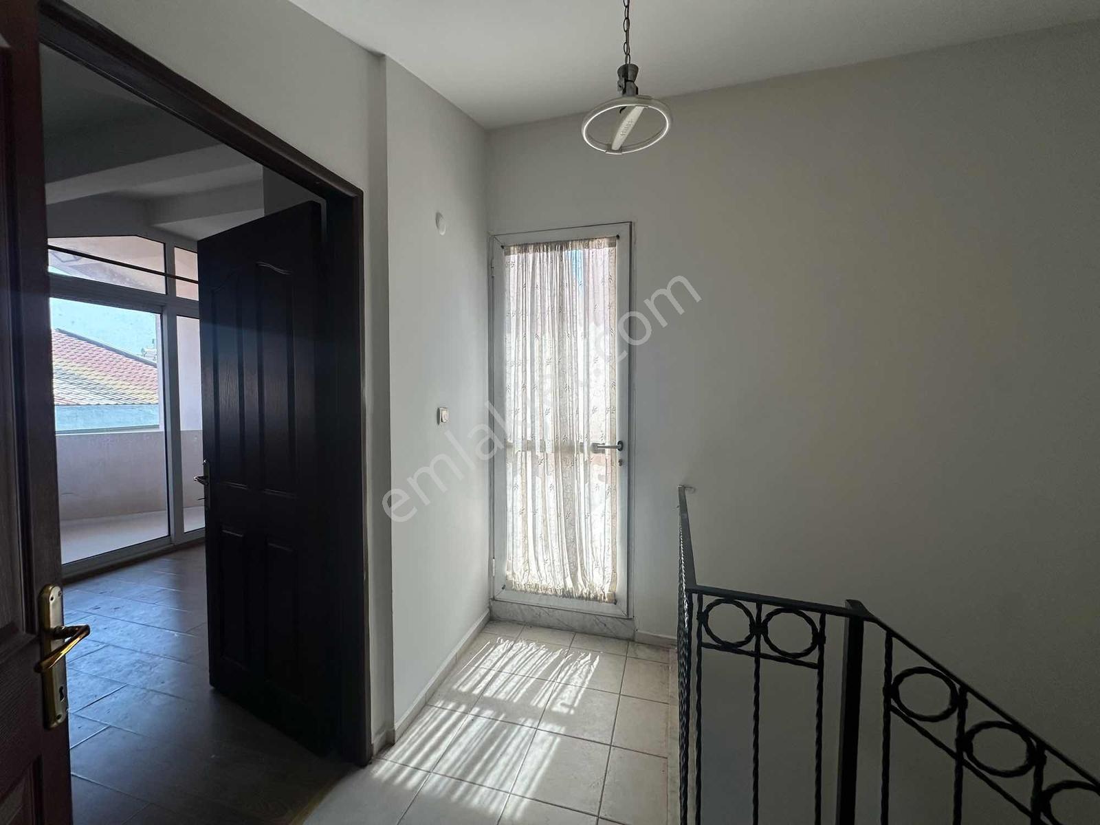 Gaziemir Nasır Villaları Sitesi'nde Kiralık 4+1 Tripleks Villa - Görsel 16