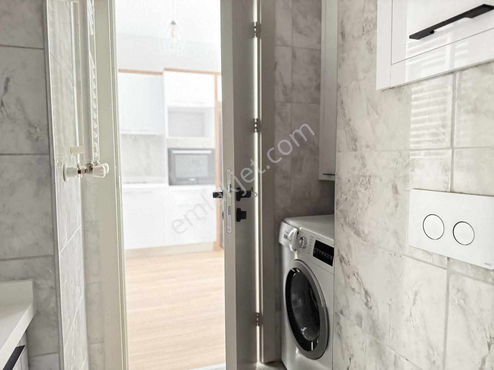 Park Yaşam Bornova'da Eşyalı Kiralık 1+1 Havuz Cephe İç Peyzaj - Görsel 8