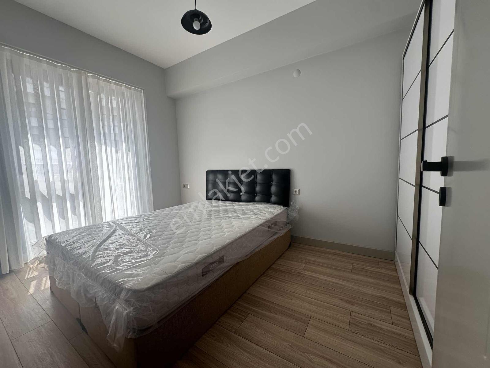 Park Yaşam Bornova'da Eşyalı Kiralık 1+1 Havuz Cephe İç Peyzaj - Görsel 20
