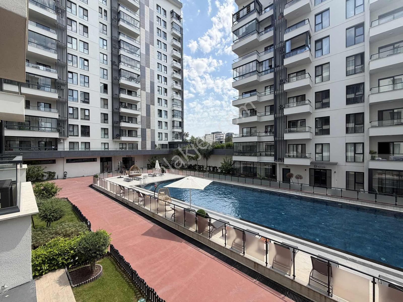 Park Yaşam Bornova'da Eşyalı Kiralık 1+1 Havuz Cephe İç Peyzaj - Görsel 6