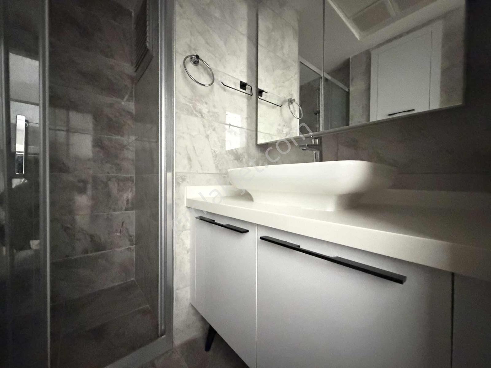 Park Yaşam Bornova'da Eşyalı Kiralık 1+1 Havuz Cephe İç Peyzaj - Görsel 15