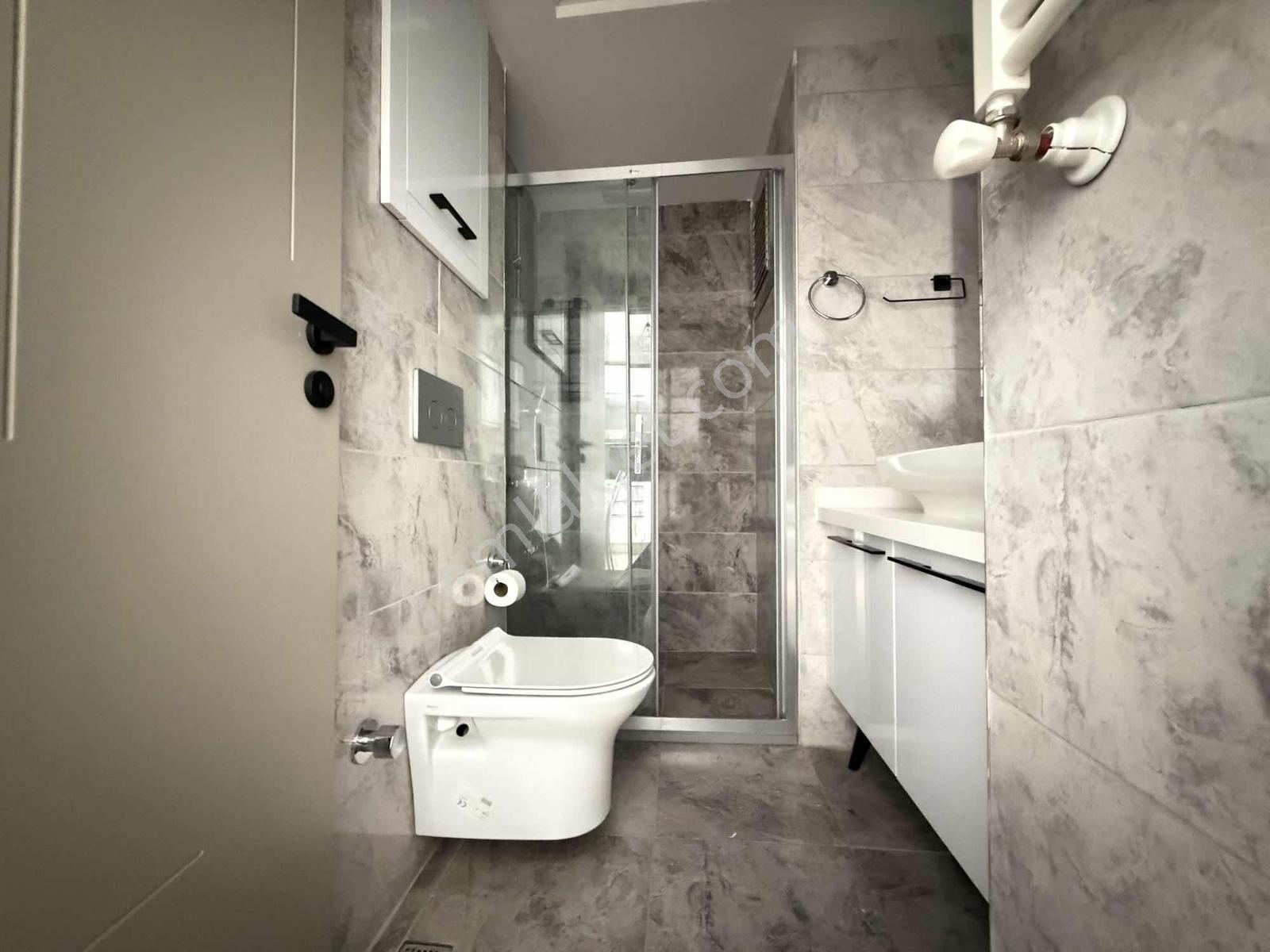 Park Yaşam Bornova'da Eşyalı Kiralık 1+1 Havuz Cephe İç Peyzaj - Görsel 7