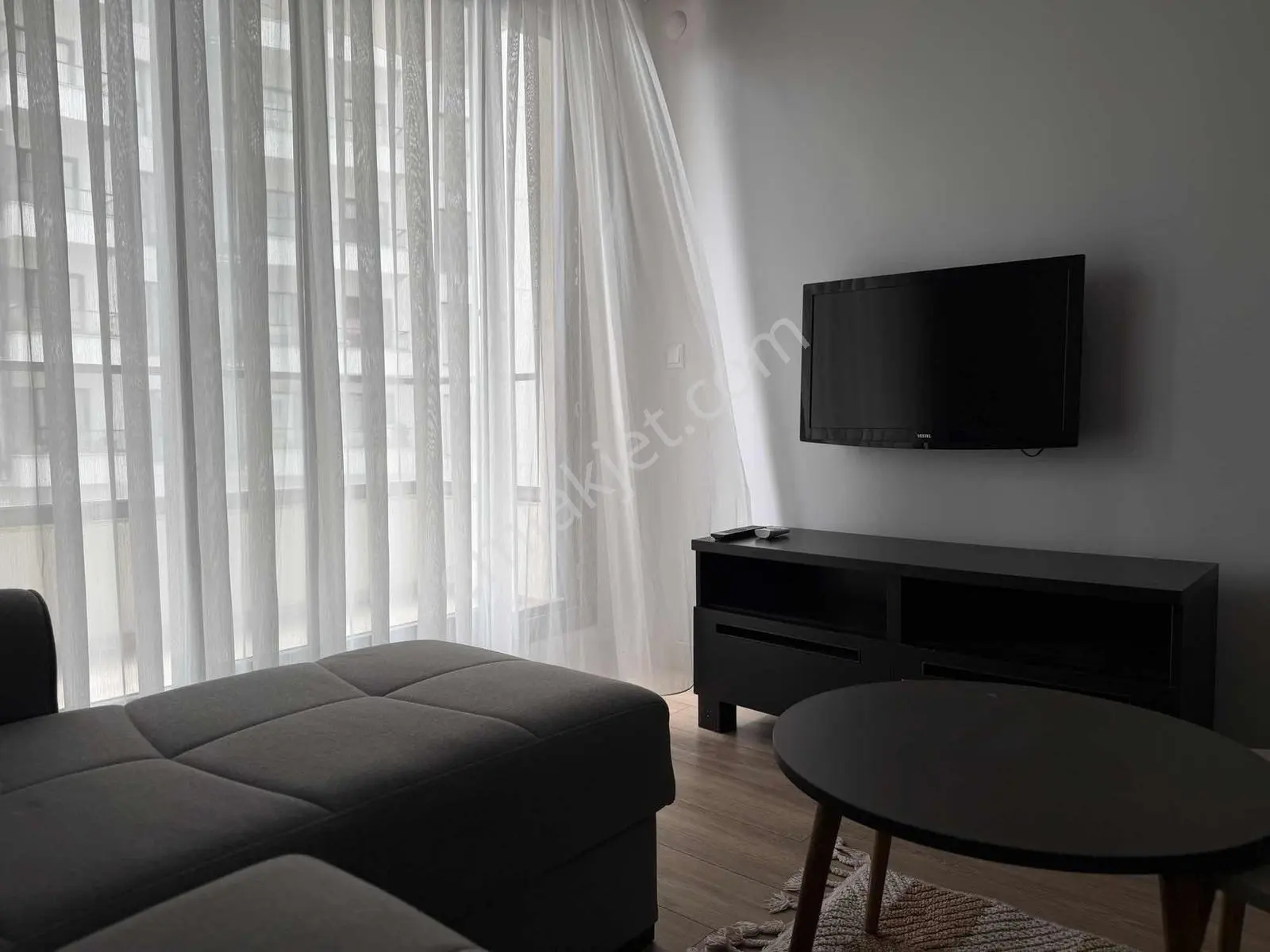 Park Yaşam Bornova'da Eşyalı Kiralık 1+1 Havuz Cephe İç Peyzaj - Görsel 3
