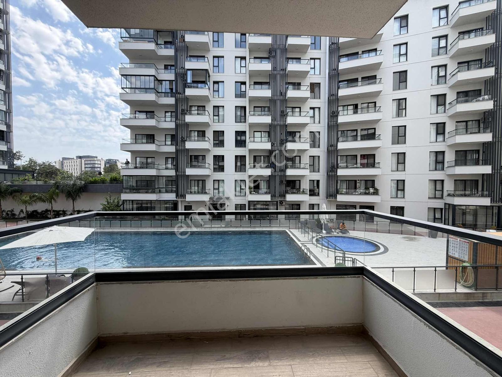 Park Yaşam Bornova'da Eşyalı Kiralık 1+1 Havuz Cephe İç Peyzaj - Görsel 24