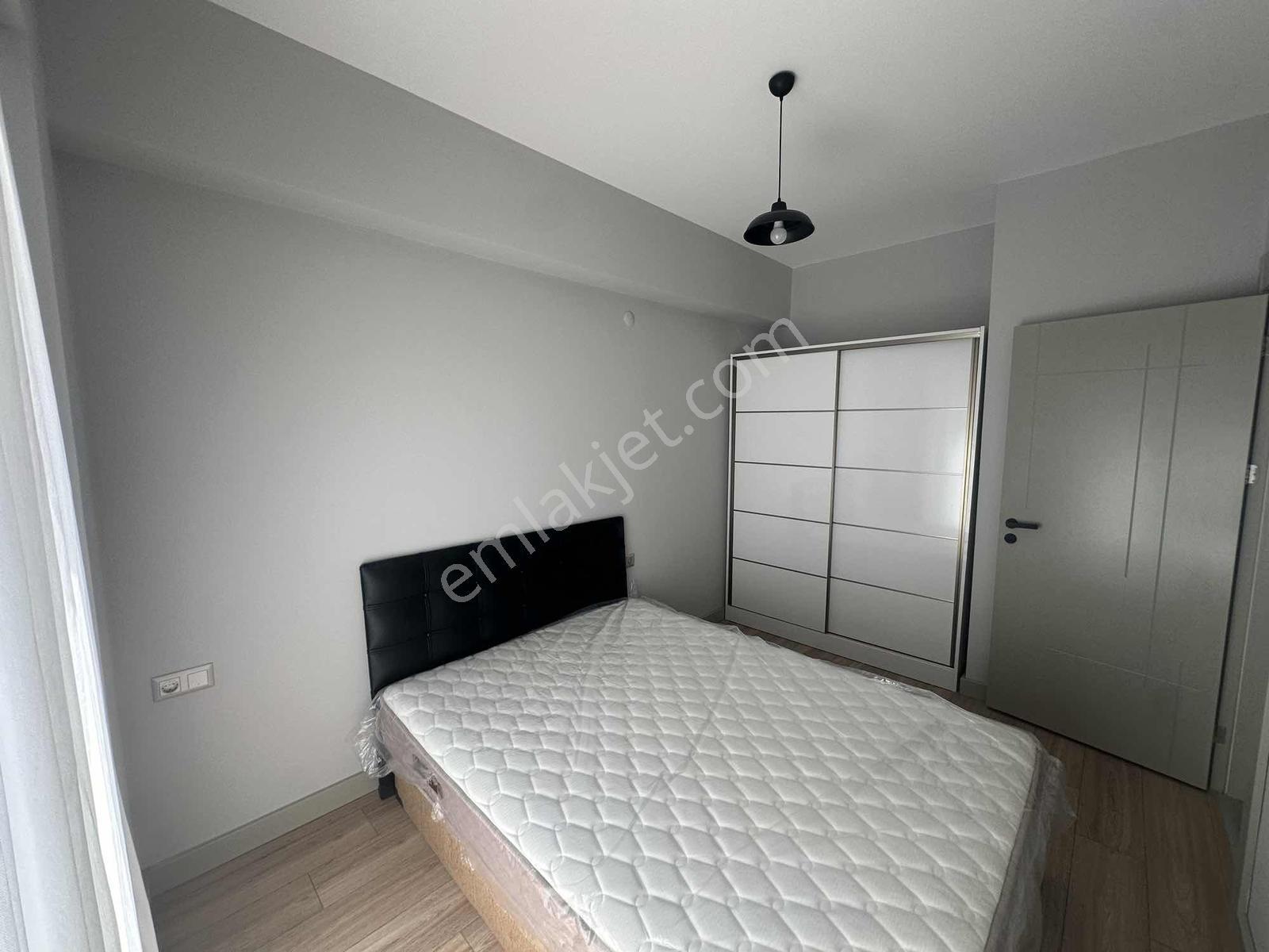 Park Yaşam Bornova'da Eşyalı Kiralık 1+1 Havuz Cephe İç Peyzaj - Görsel 33