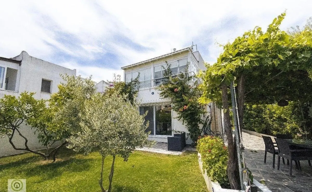 Bodrum Gölköy'de Köy İçinde Denize Yürüme Mesafesinde Satılık 4+2 Villa