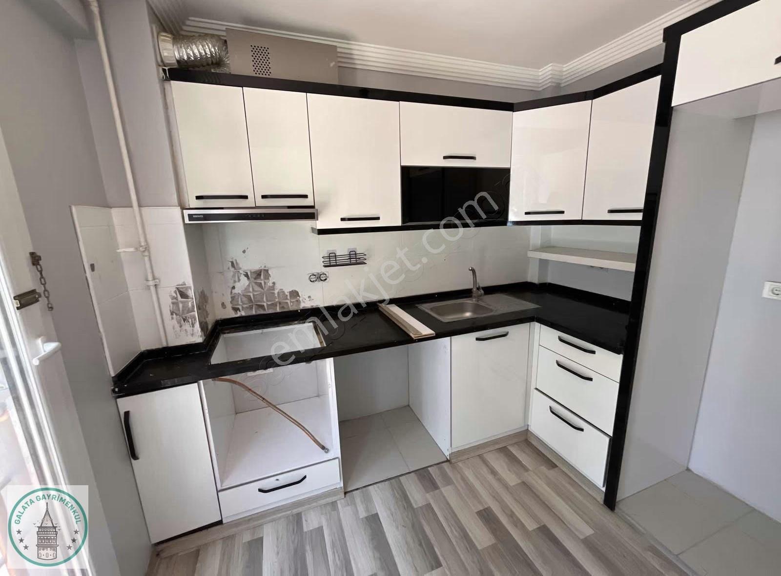 Galata'dan 3+1 Ayrı Mutfak Kiralık Daire