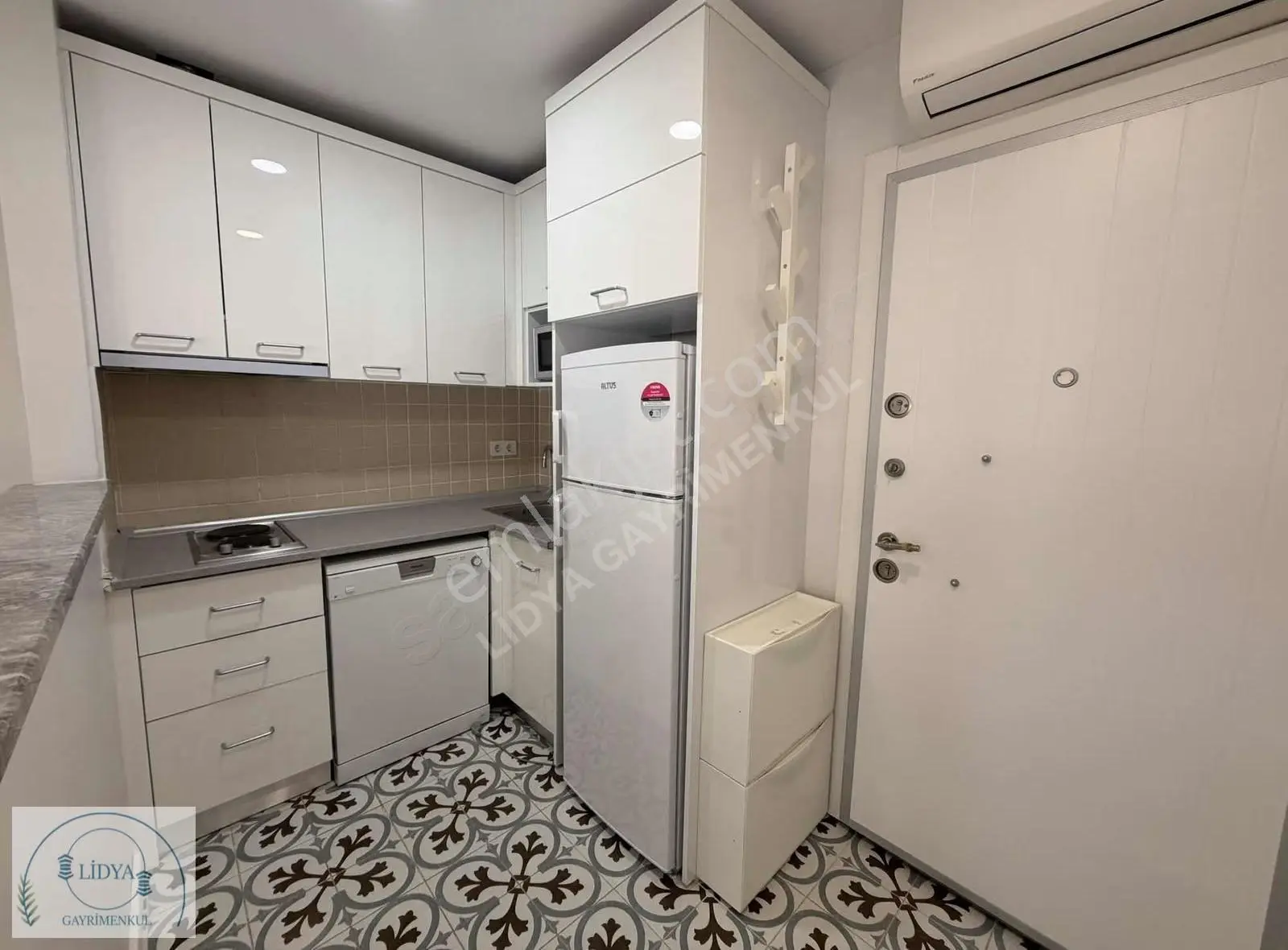 7 Tepeye 2 Dakika Güvenlikli Sitede Eşyalı Balkonlu 1+1 - Görsel 19