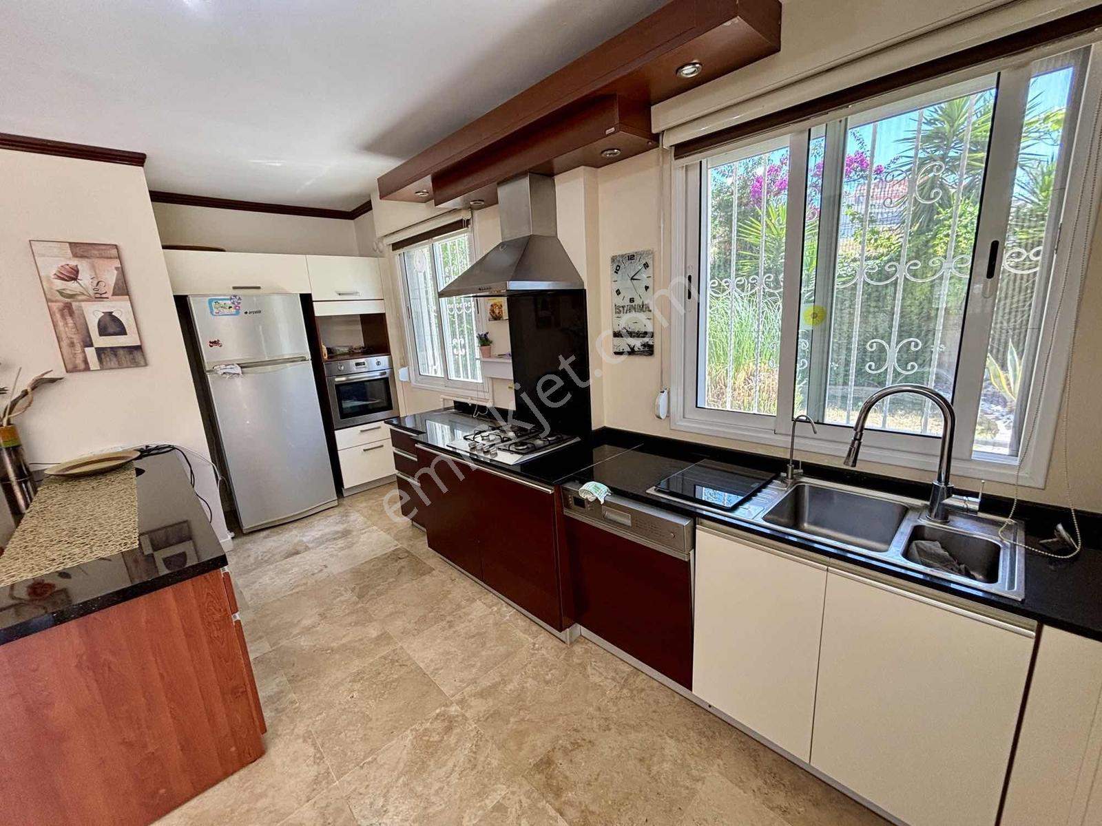 Kuşadası'nda 240m2 4+1 Eşyalı Lüks Villa - Görsel 26