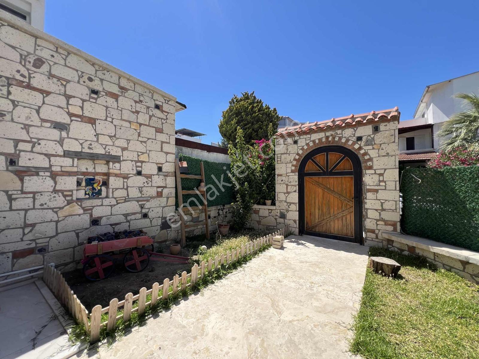 Çeşme'de Eşsiz Konumda Havuzlu Sitede Tripleks Villa - Görsel 19
