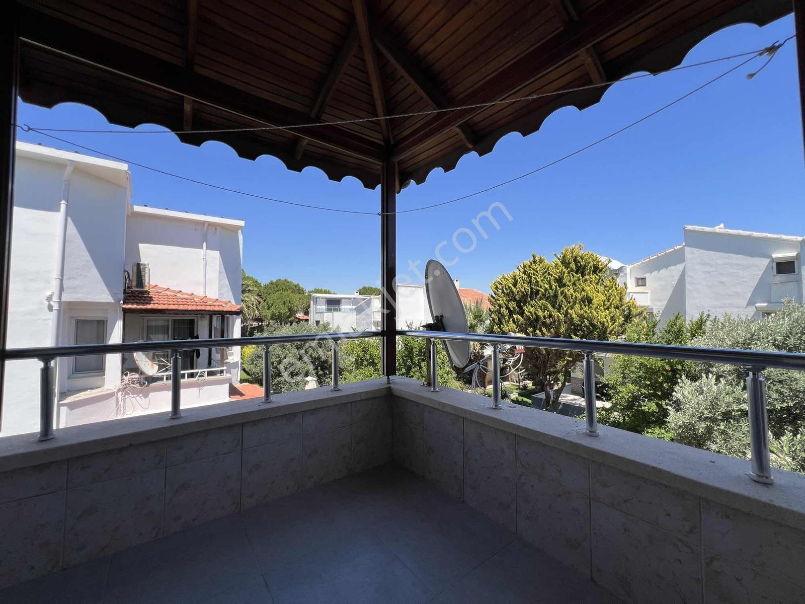 Çeşme'de Eşsiz Konumda Havuzlu Sitede Tripleks Villa - Görsel 15