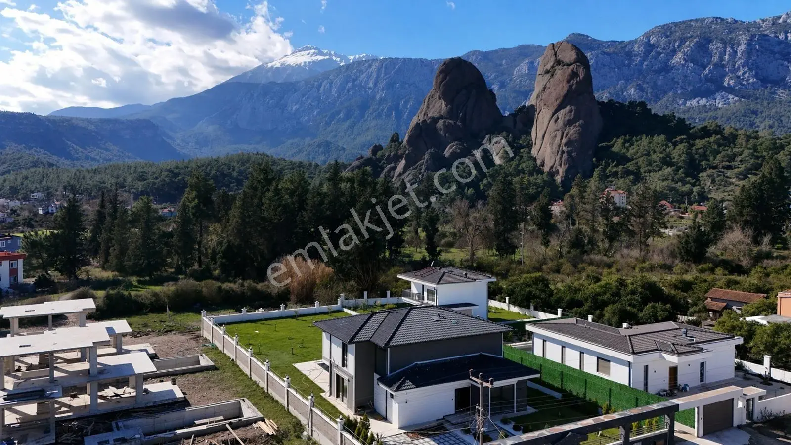 Kemerde 1176 M² Arsa Üzerinde Satılık Villa. !