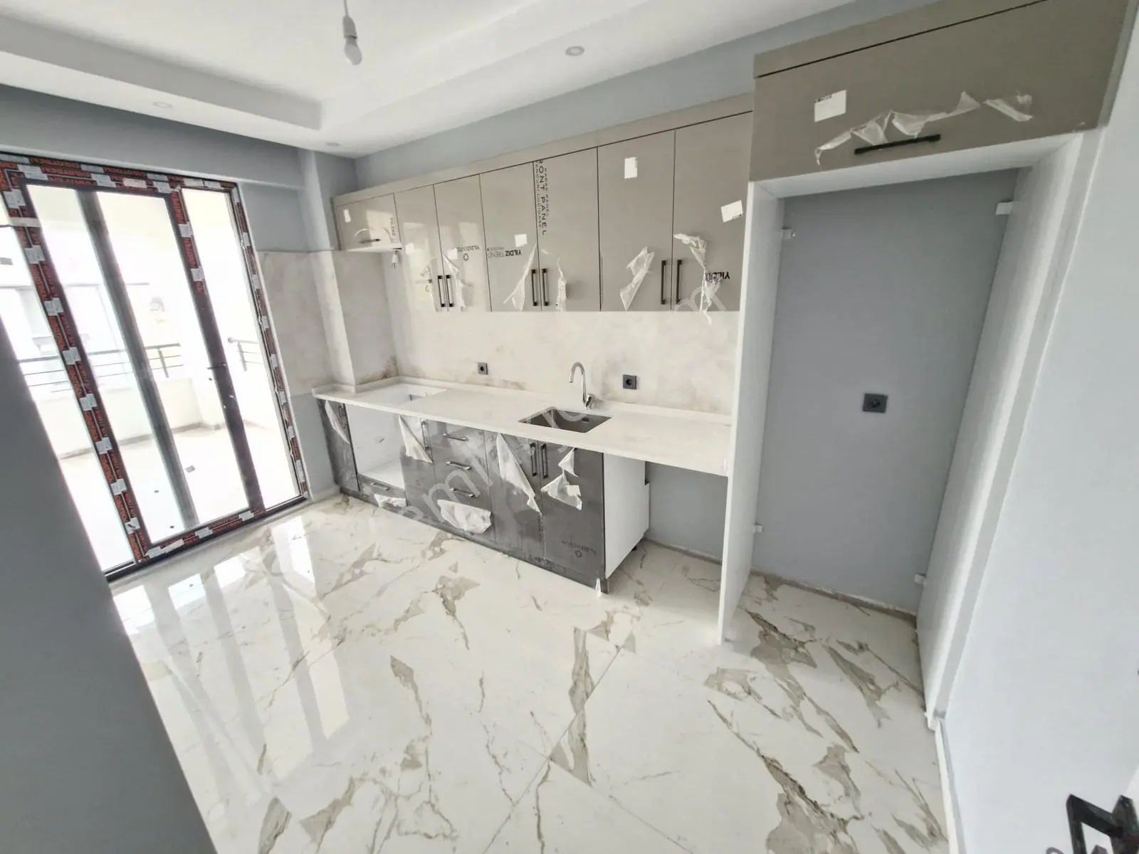 Huzur'dan Harika Konumda Satılık 2+1 Mükemmel Daire - Görsel 31