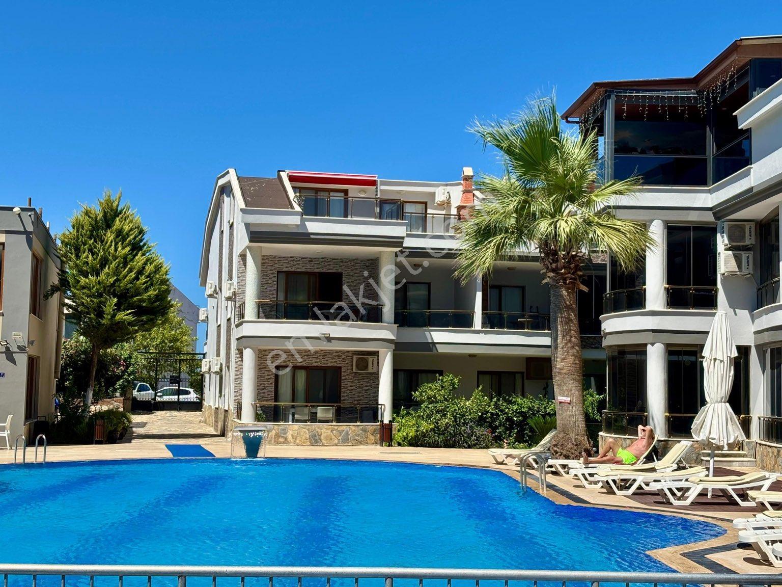 Didim’de Havuzlu Sitede Satılık 3+1 Eşyalı Dubleks Daire