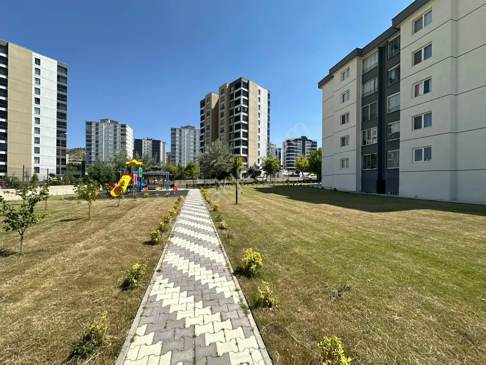 Bağlıca Merkezde Kiralık Ferah Ve Kullanışlı 4+1 Daire - Görsel 3