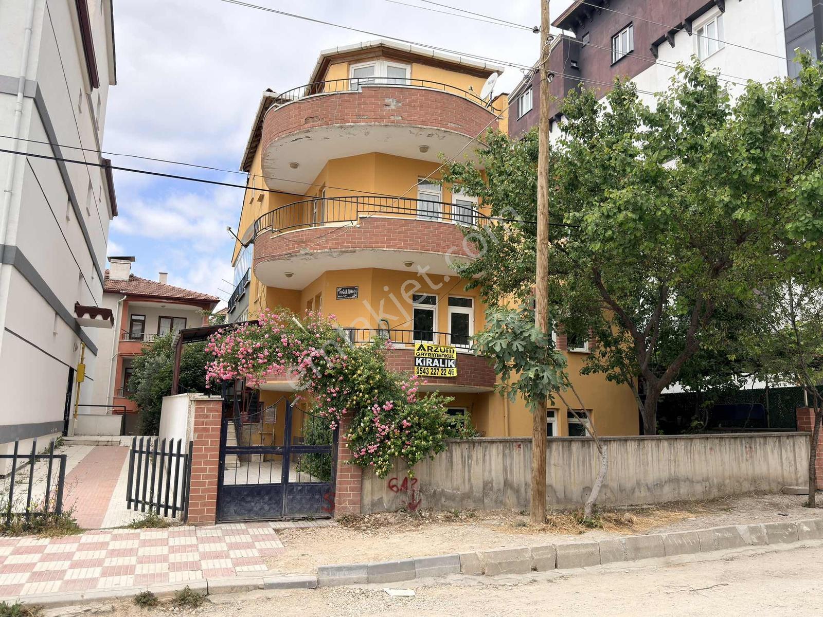 Arzum Gayrimenkul Danışmanlıktan Kafeler Caddesi Altında 3+1
