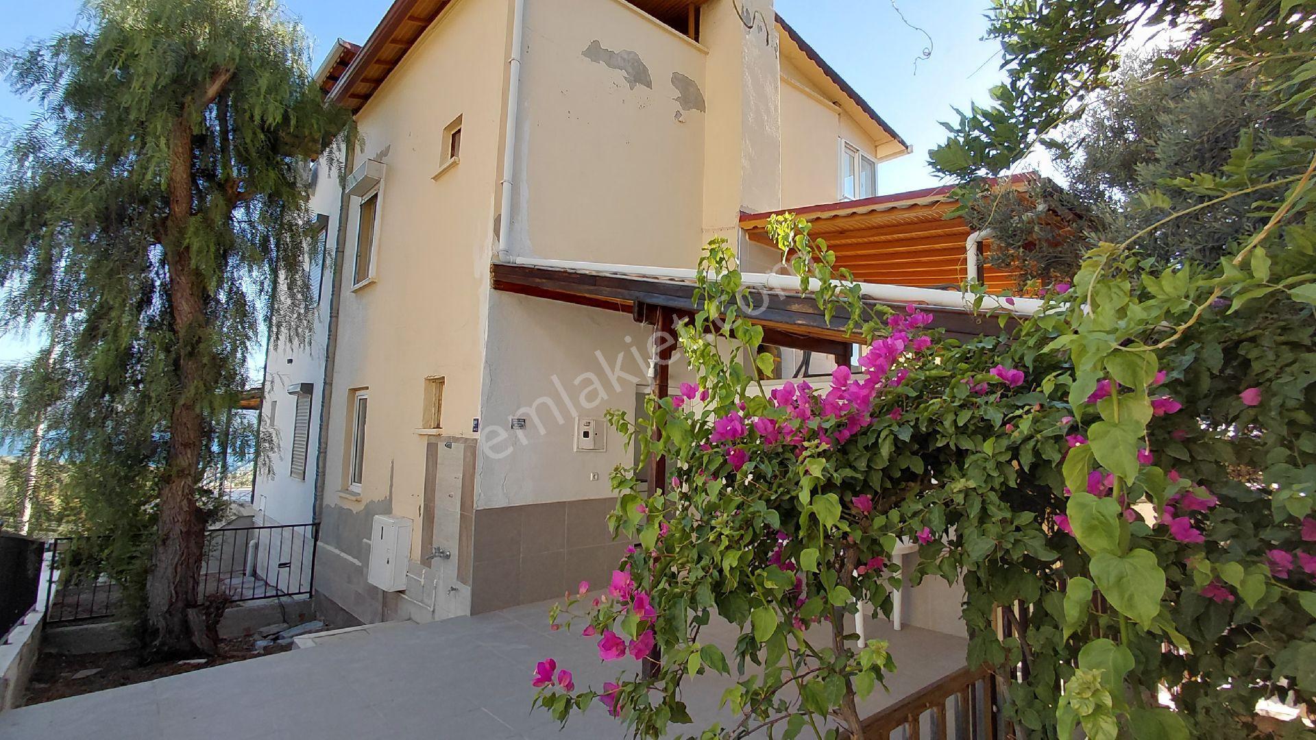 Didim Akbük'te Denize Sıfır Site İçerisinde Eşyalı 3+1 Villa