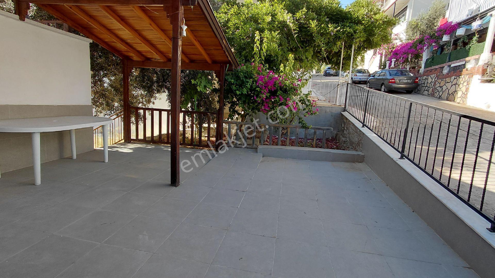Didim Akbük'te Denize Sıfır Site İçerisinde Eşyalı 3+1 Villa - Görsel 4