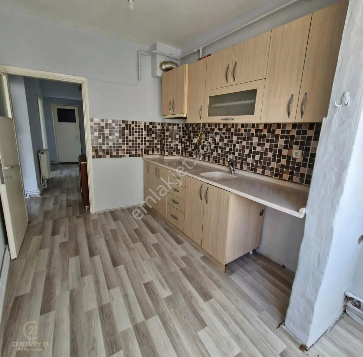 C21 Bal'dan Çarşıya Yakın Hacı İsmail Mah. 3+1 Ara Kat Kiralık