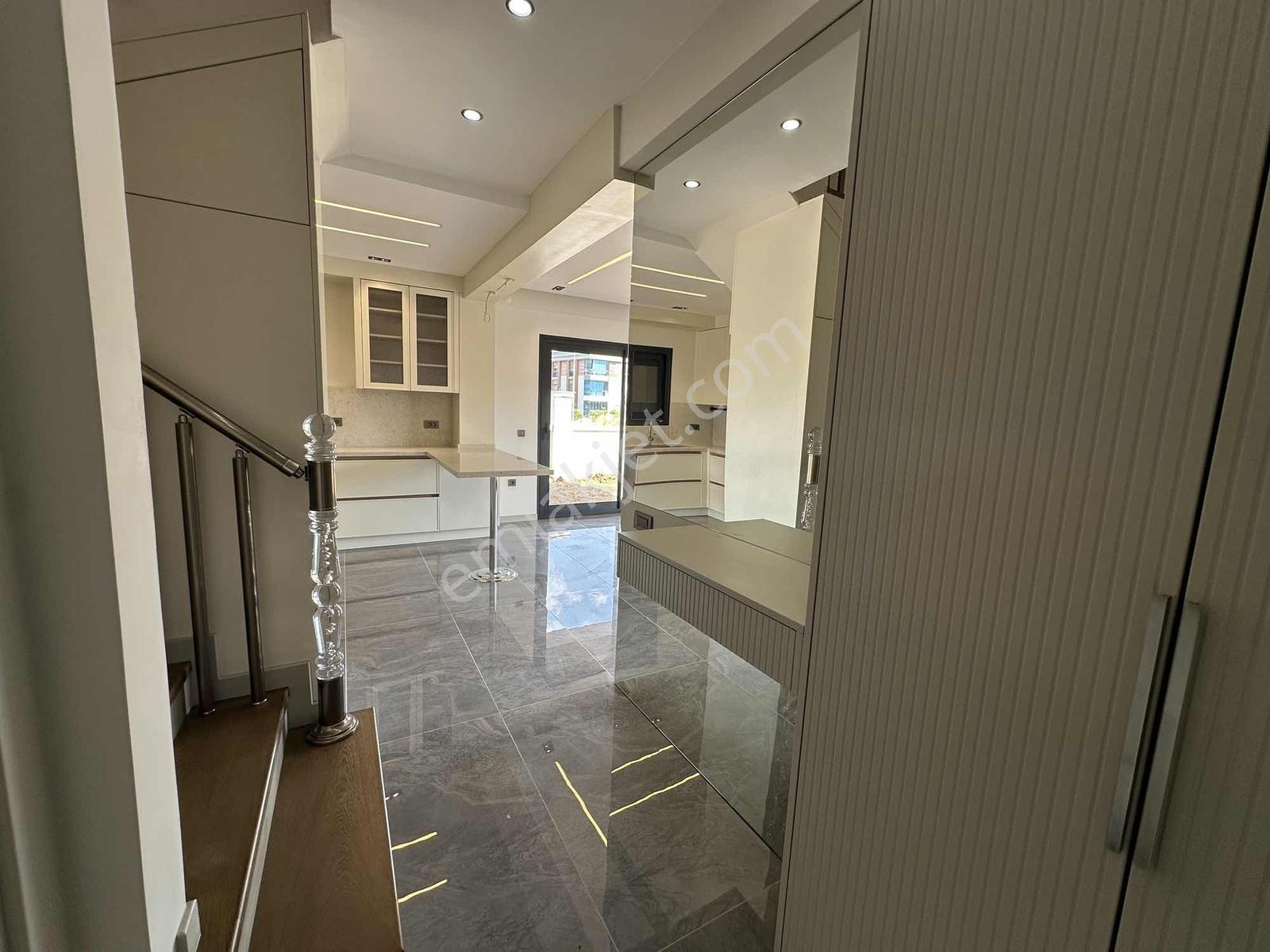 Qzen' Den Köşe Konumlu Park Cepheli Müstakil Bahçeli Villa