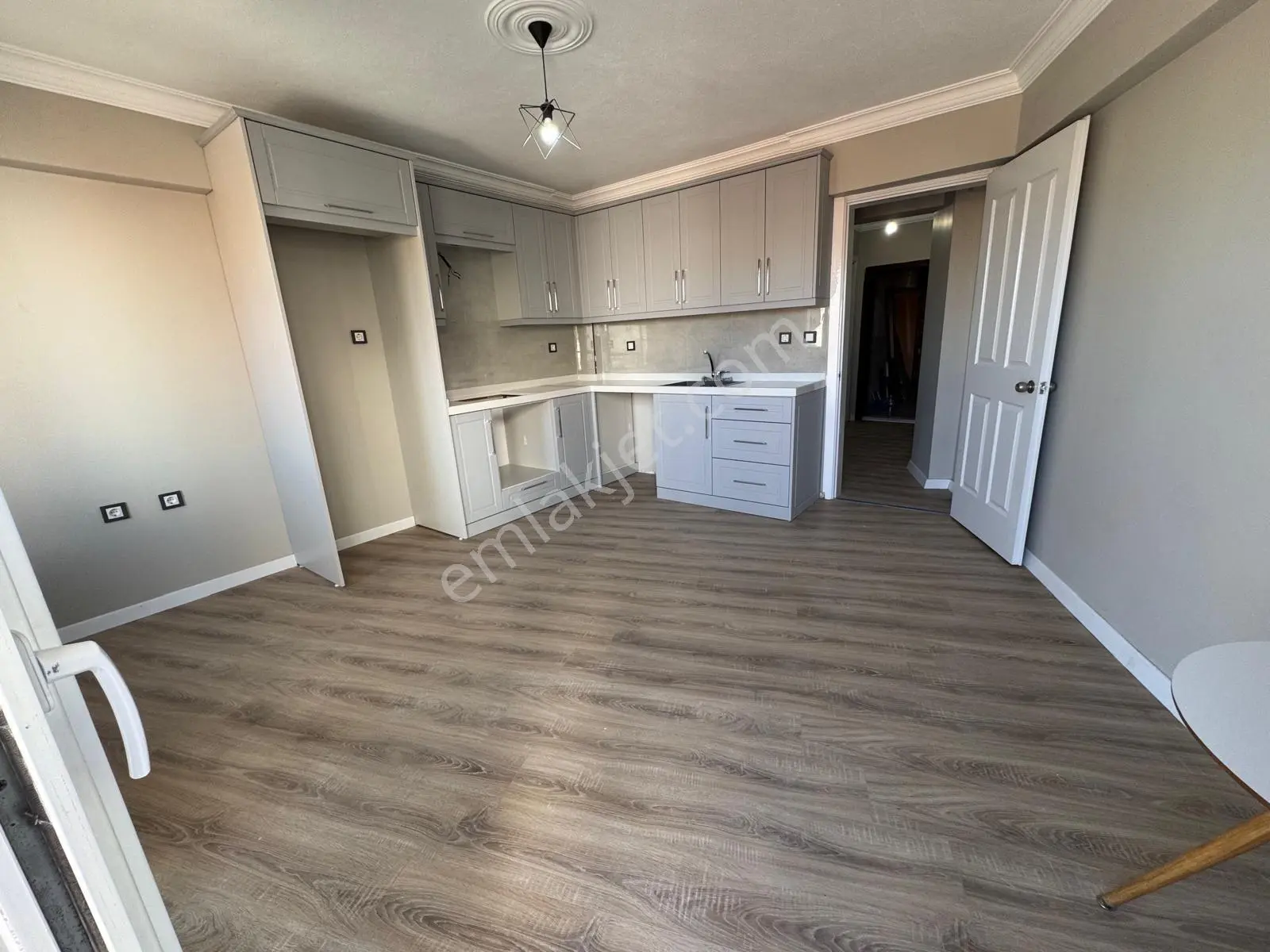 Çandarlı Denize Yürüme Mesafesinde Merkezde Ful Tadilatlı 3+1 Daire - Görsel 2