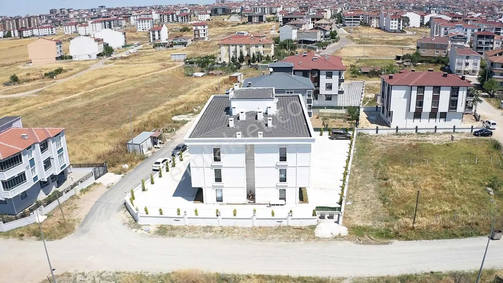 İskanlı 1+1 Bahçe Katı Hemen Oturuma Uygun Büyük Otoparklı - Görsel 2