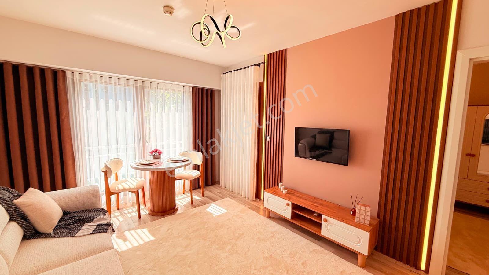Zeytinköyde Havuzlu Sitede Balkonlu Arakat Eşyalı 1+1 Satılık Apart - Görsel 6