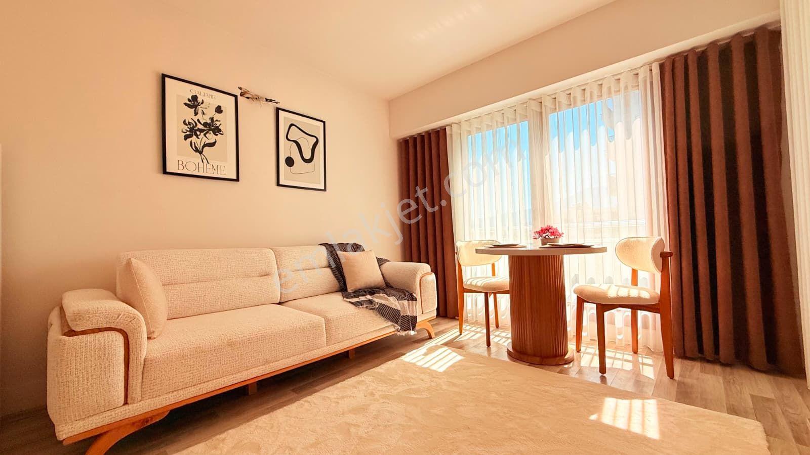 Zeytinköyde Havuzlu Sitede Balkonlu Arakat Eşyalı 1+1 Satılık Apart - Görsel 4