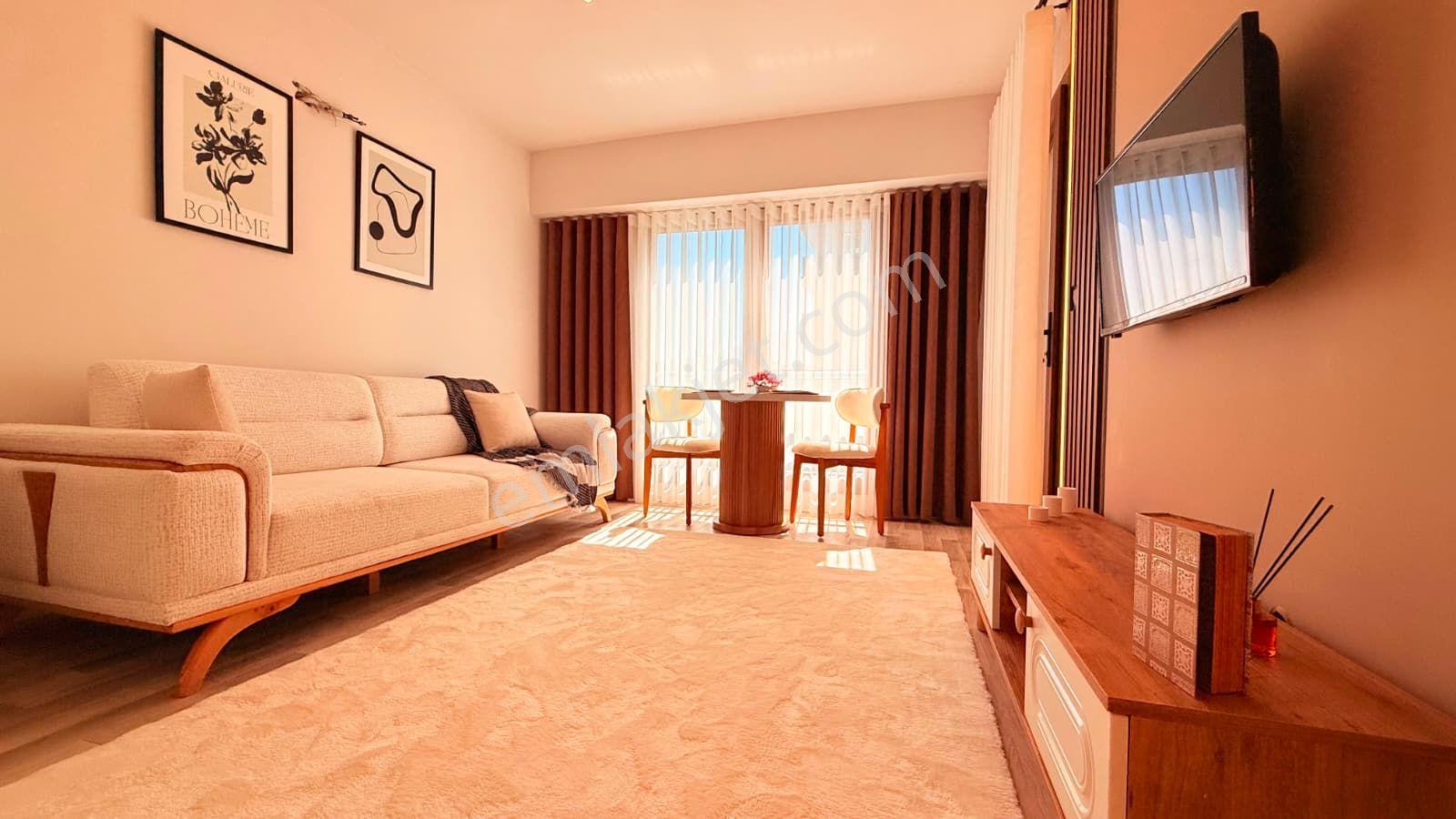 Zeytinköyde Havuzlu Sitede Balkonlu Arakat Eşyalı 1+1 Satılık Apart - Görsel 3