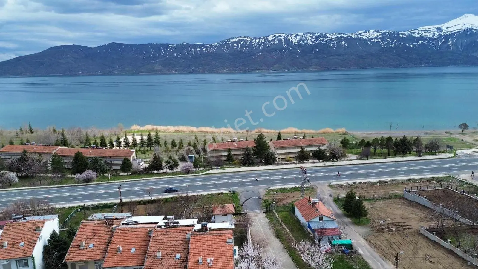 Hazar Gölünün Karşısında Muhteşem Satllık Villa