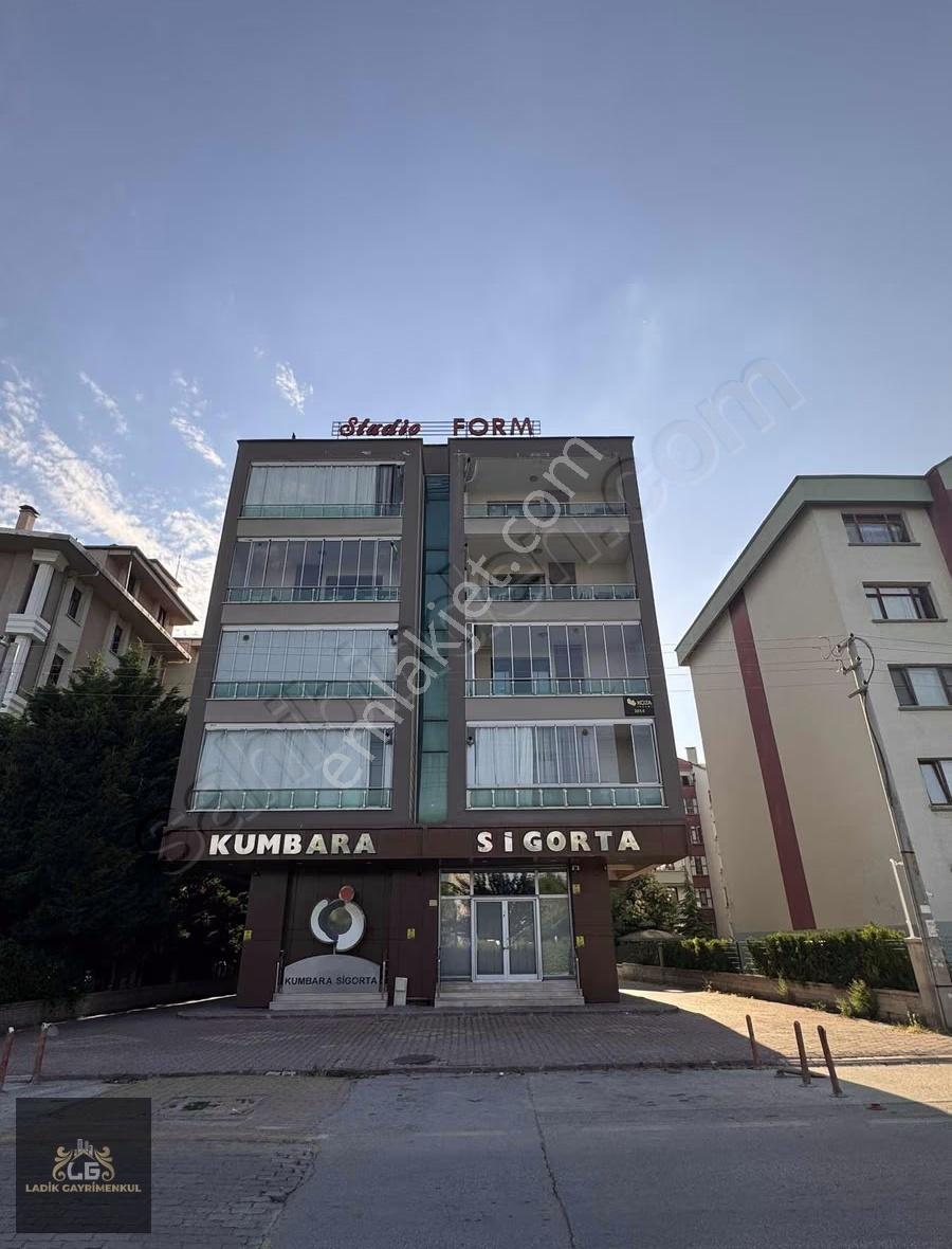 Studıo Formda Mta Tramvay Durağının Hemen Yanında Kiralık Daire