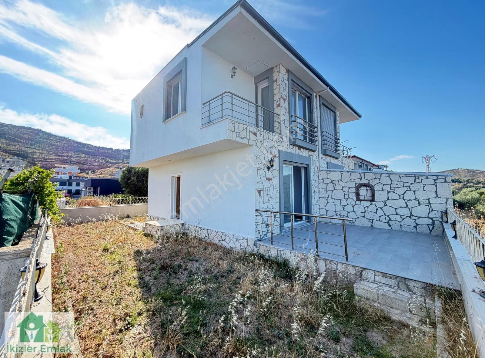 Ürkmez Doganbey De Full Deniz Manzaralı Satılık Bahceli Villa