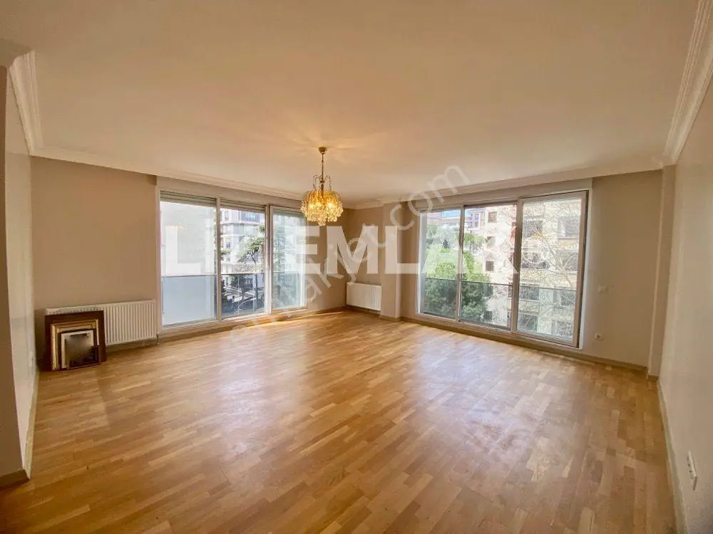 Kadıköy Ömerpaşa'da Balkonlu, Kombili, 4+1 Satılık Daire