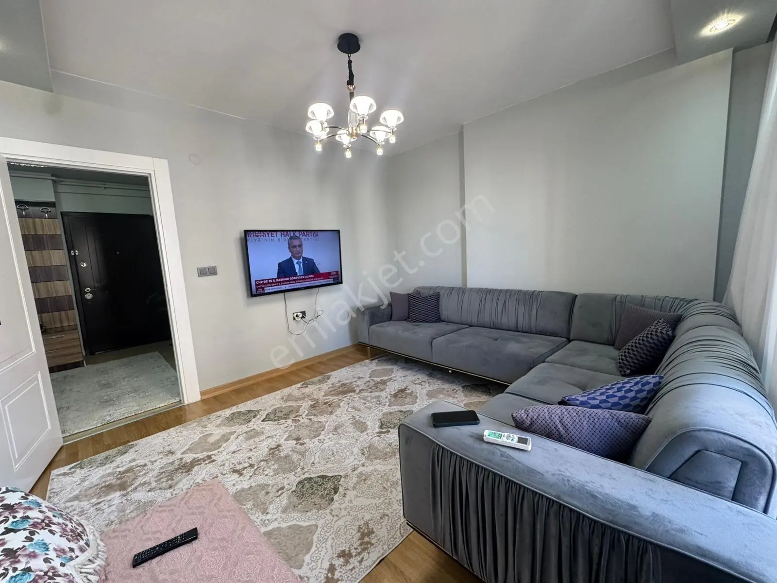 Vega'dan Soli Zeytinli Cadde Üzerinde Havuzlu Doğalgazlı Satılık 3+1 Daire