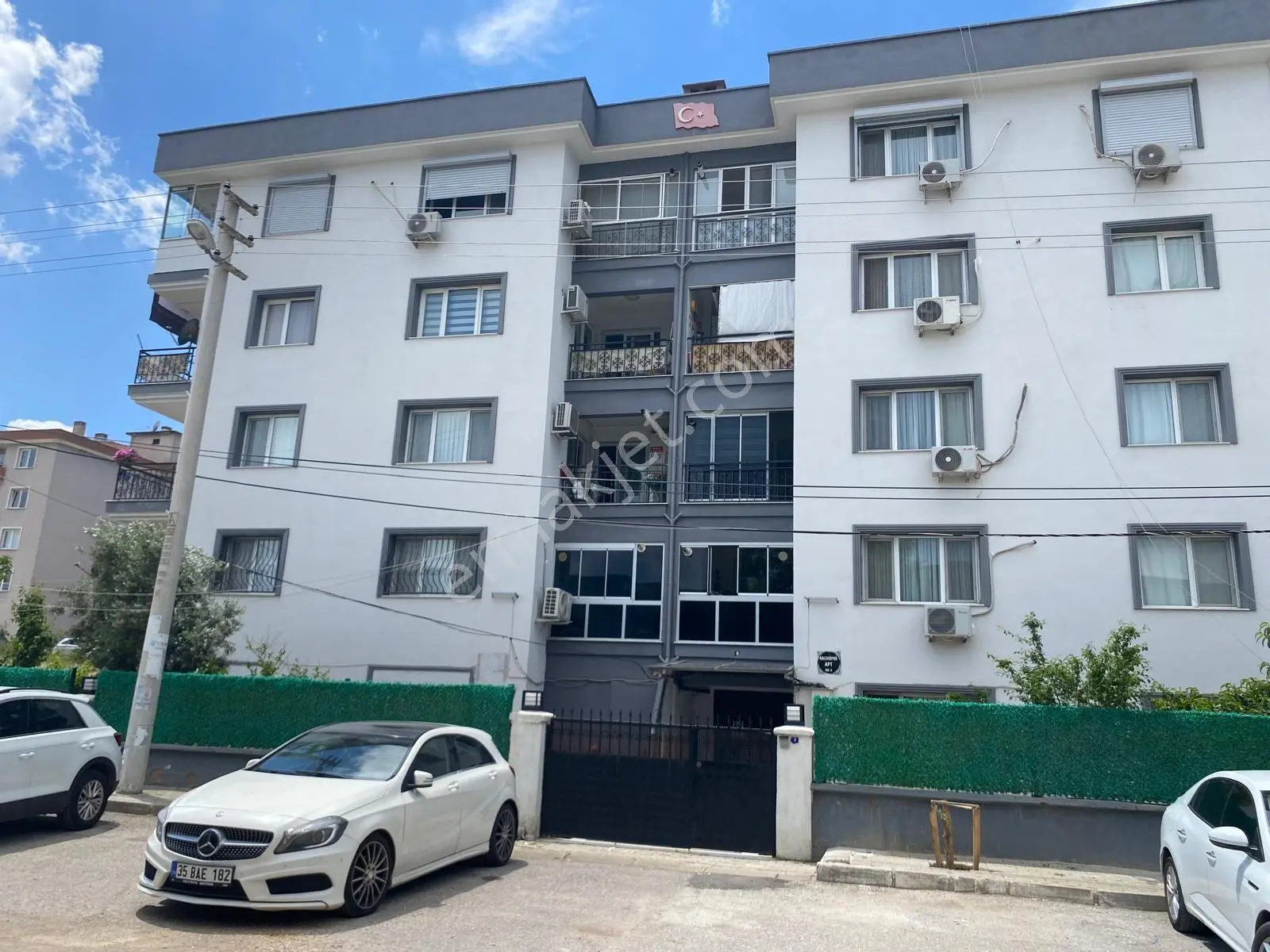 Menderes Barbaros Mahallesi'nde Kiralık Geniş 3+1 Daire - Görsel 2