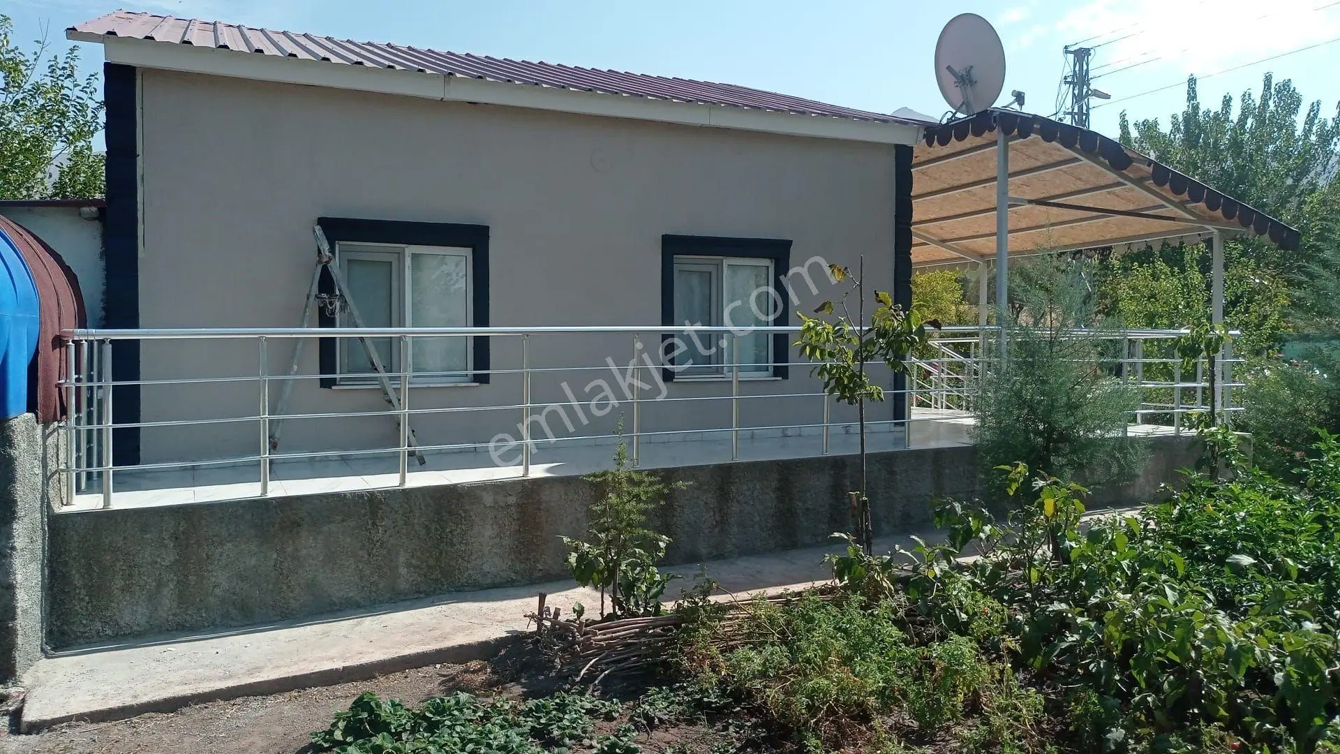 Elazığa 30 Km Uzaklıkta Müstakil Çelikten 90 Metre Evi Bahçenin Etrafı Çevrili Meyve Ağacı