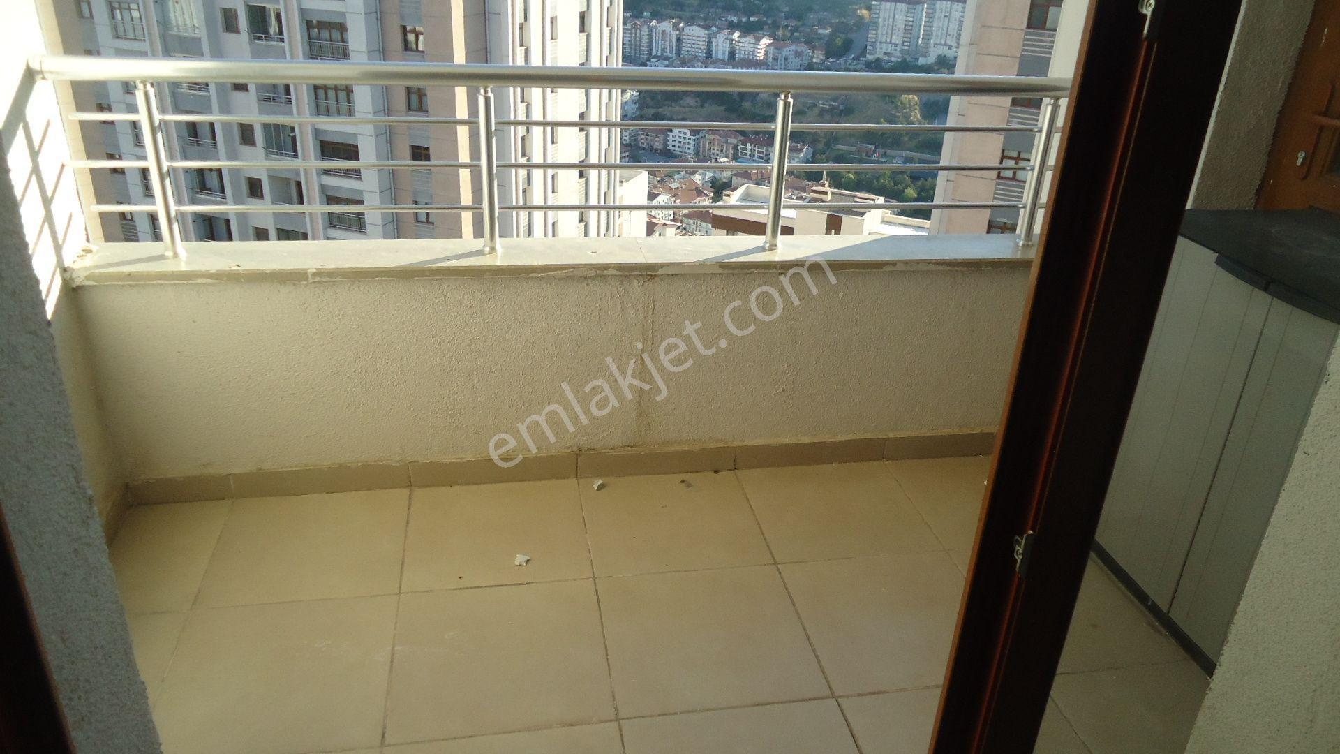 Krc'den Merkezi Konumda Manzaralı Kiralık 3+1 Daire - Görsel 17