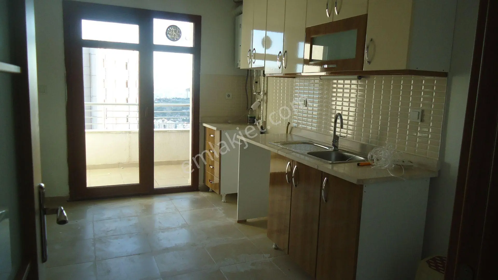 Krc'den Merkezi Konumda Manzaralı Kiralık 3+1 Daire