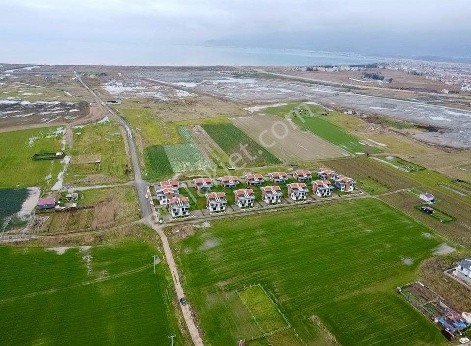Eşsiz Konumda Yatırımlık 300m2 Sit Alanı Dışında Satılık Arsa
