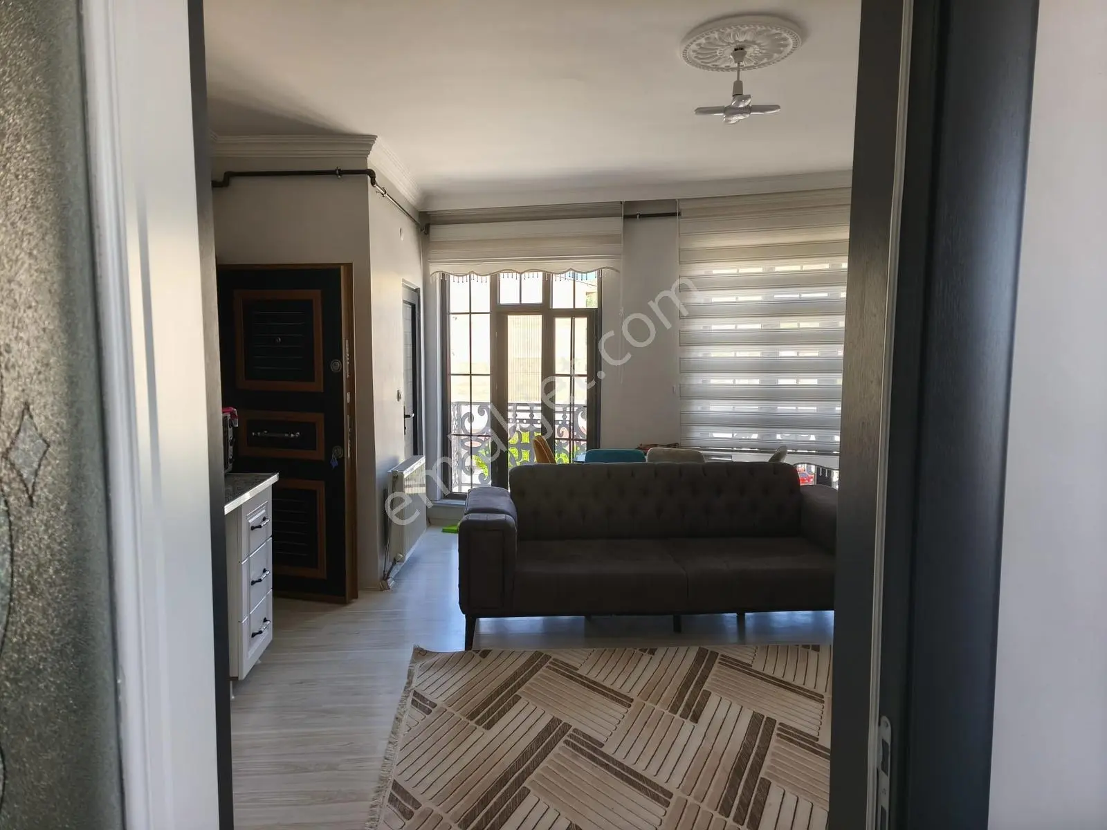 Gevaş Merkezde Kiralık Dayalı Döşeli 1+1 Daire - Görsel 2
