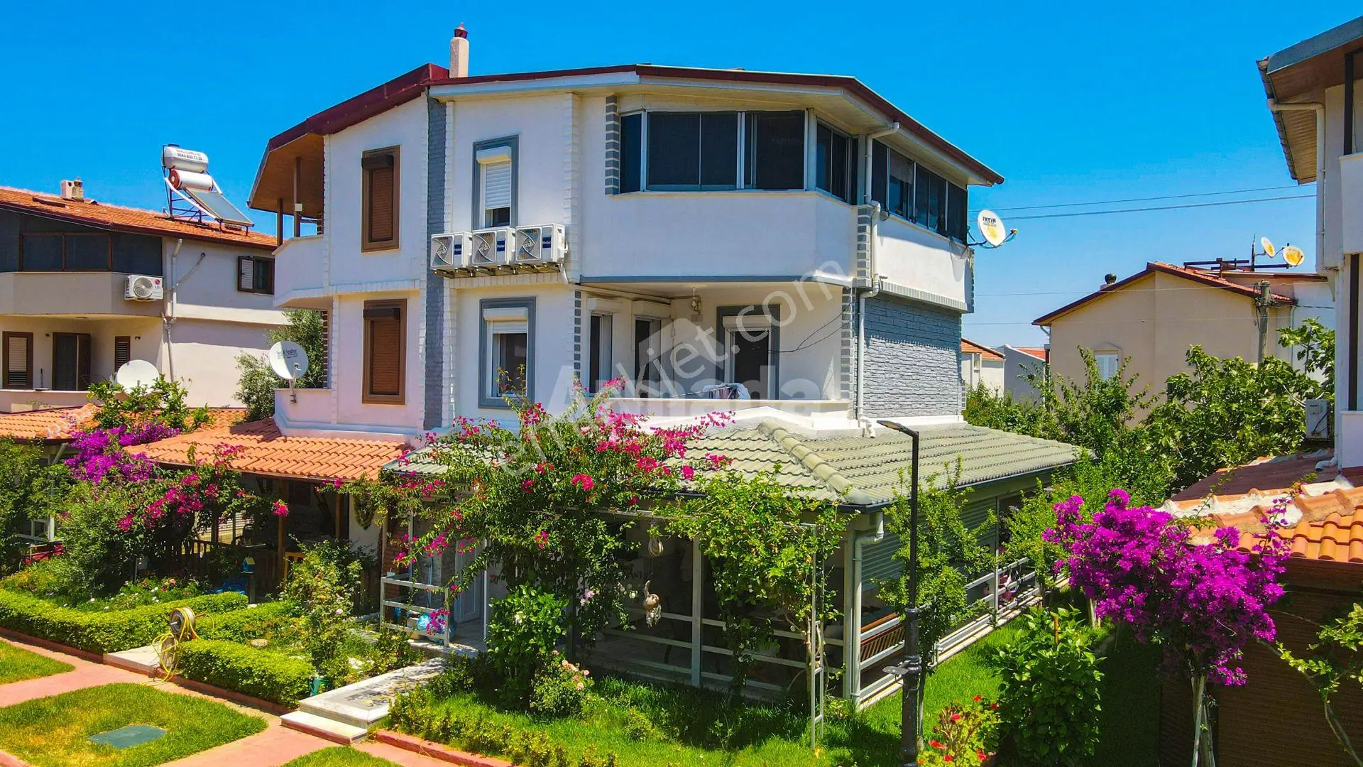 Güzelçamlı'da Denize 250m Mesafede Bakımlı 3+2 Tripleks Villa